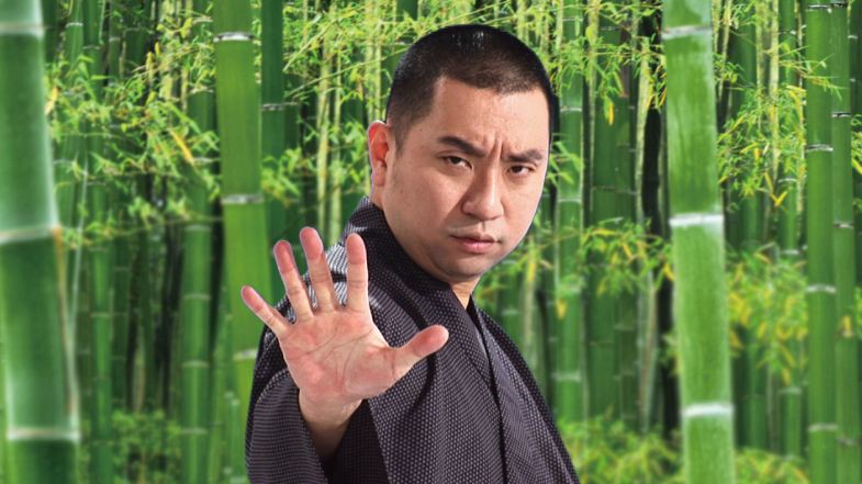 レイザーラモンRG DVD「GREATEST HITS＜グレイテスト・ヒッツ＞」収録曲「CHA-CHA-CHA」（石井明美）の一場面。