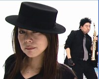 レイザーラモンRG DVD「GREATEST HITS＜グレイテスト・ヒッツ＞」収録曲「目を閉じておいでよ」（BARBEE BOYS）の一場面。