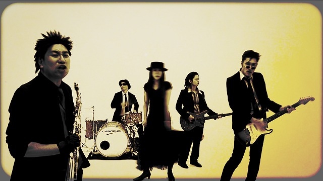 レイザーラモンRG DVD「GREATEST HITS＜グレイテスト・ヒッツ＞」収録曲「ワインレッドの心」（Band Ver.）の一場面。