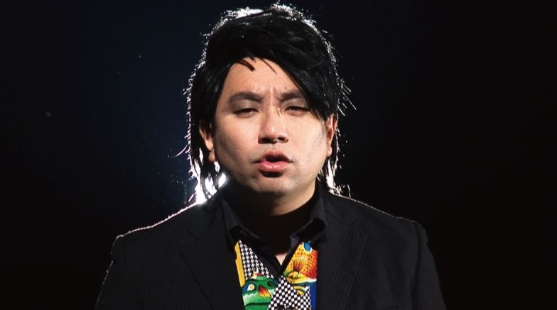 レイザーラモンRG DVD「GREATEST HITS＜グレイテスト・ヒッツ＞」収録曲「ワインレッドの心」（安全地帯）の一場面。