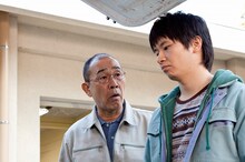 オードリー若林出演の「ひまわりと子犬の7日間」2013年3月16日（土）新宿ピカデリーほか全国ロードショー。（C）2013「ひまわりと子犬の7日間」製作委員会