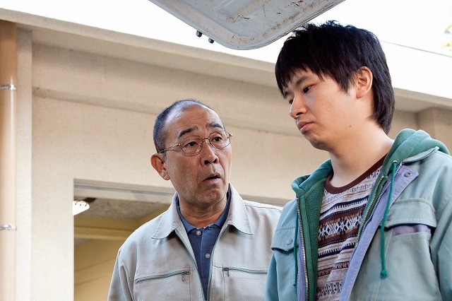 オードリー若林出演の「ひまわりと子犬の7日間」2013年3月16日（土）新宿ピカデリーほか全国ロードショー。（C）2013「ひまわりと子犬の7日間」製作委員会