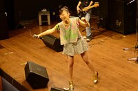 ファンとのコールアンドレスポンスに笑顔がとまらない吉木りさ。