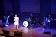 バンドを従えての単独ライブは今回が初となる吉木りさ。