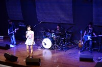 バンドを従えての単独ライブは今回が初となる吉木りさ。