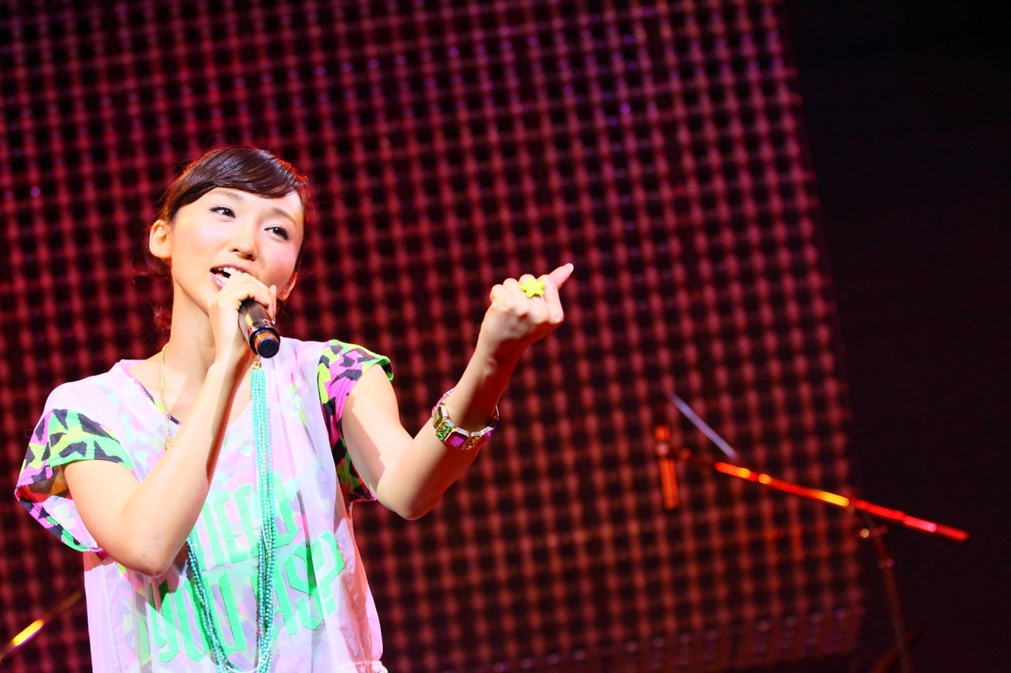 自身初となる生バンド形式での単独ライブで全11曲を熱唱した吉木りさ。