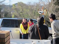 撮影中のキャベツ確認中。ザコの手にはマイク、しまぞうは肩からカーディガン。