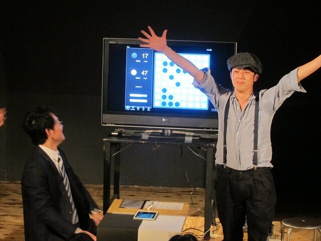 「西野亮廣のオセロ王」で圧倒的な強さを見せつけたオセロ王ことキングコング西野(右)。