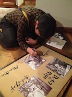 3万円を支援した人には、西野自身が選んだ3作品の実寸大の複製原画に、写真のようにタイトルとサインを直筆で入れてプレゼントする。