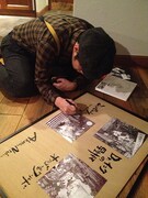 3万円を支援した人には、西野自身が選んだ3作品の実寸大の複製原画に、写真のようにタイトルとサインを直筆で入れてプレゼントする。