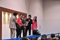 魂を込めて熱唱する角田（中央）。