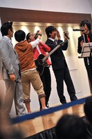 バカリズムに靴を口の中につっこまれる角田。