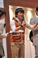 何度も角田に靴を差し向けたバカリズム。