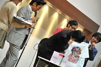 プレゼント抽選会の模様。