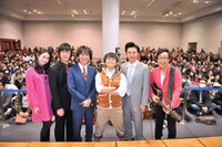 「ウレロ☆未完成少女」Blu-ray＆DVD発売記念イベントに出演した早見あかり、東京03豊本、東京03飯塚、バカリズム、劇団ひとり、東京03角田。