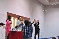 劇団ひとりにサプライズプレゼントをする一同と、そのサプライズを知らされていなかった角田。