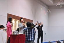 劇団ひとりにサプライズプレゼントをする一同と、そのサプライズを知らされていなかった角田。