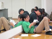 稽古中は台本のセリフとにらめっこしながらチェックしている田中。隣で出番を待つ春日。