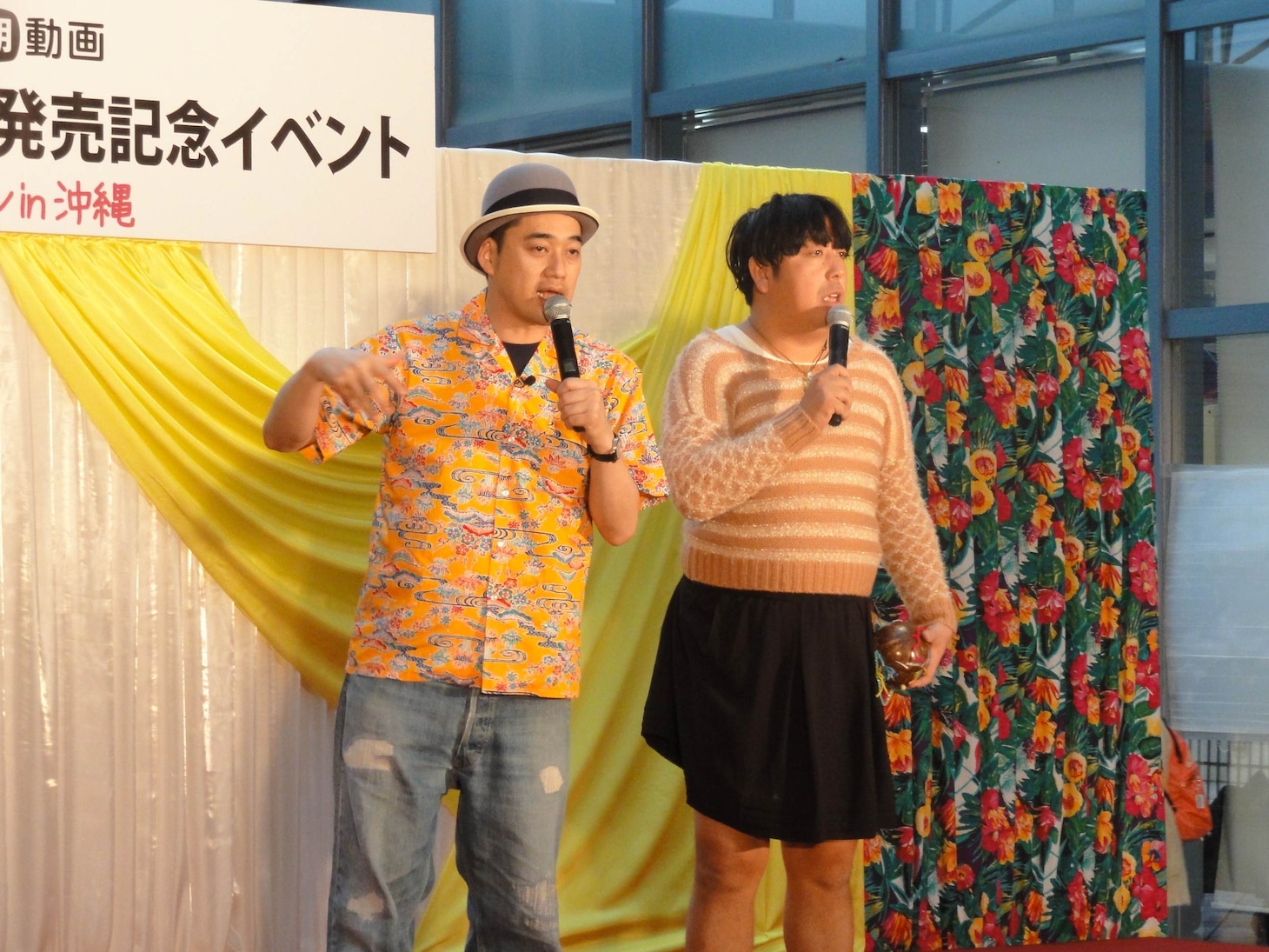 「バナナTV」のDVD発売イベント「バナナマンin沖縄」に登場したバナナマン。