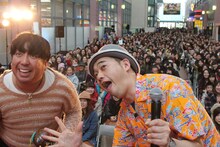 ファンとともに「バナナ、TV！」と叫ぶバナナマン（手前）。