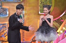 司会の藤井隆とアシスタントの河北麻友子。(c)ABC
