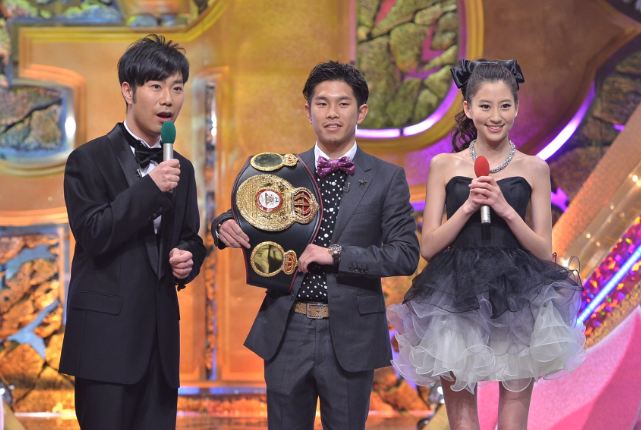 プレゼンターの井岡一翔。(c)ABC