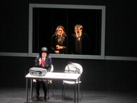 マジックミラー越しに女子高生を観察する鈴木と中岡。1作越しとなったが2人の舎弟関係は健在。