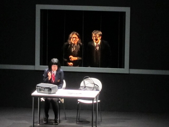 マジックミラー越しに女子高生を観察する鈴木と中岡。1作越しとなったが2人の舎弟関係は健在。