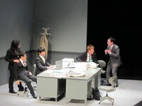 高橋社長率いる社員たち。それぞれにクズっぷりを発揮する。