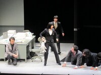 初日のWキャスト鳥居がその勢いを炸裂。ダメ社員たちを一網打尽にする。