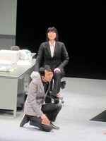 第2幕の名場面を見せた鳥居と部下の田中のコラボ。しかしこの後客席は絶叫に包まれる。