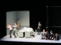 部下・田中を従えてカスカスダンスをする春日。