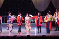 吉本百年物語1月公演「爆発！MANZAIが止まらない」千秋楽の模様。(c)吉本興業