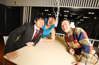 「オールナイトニッポン 45時間スペシャル」の総合司会を務めるオードリーと笑福亭鶴光（右）。(c)ニッポン放送