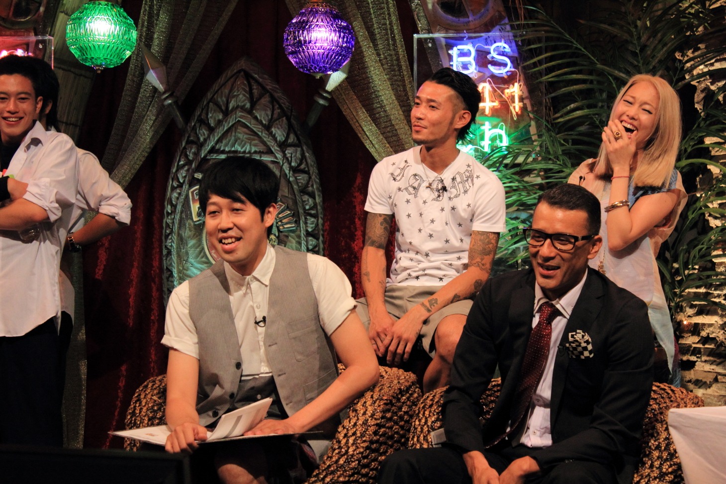 「BAZOOKA!!!　高校生RAP選手権　全国大会」でMCを務める小籔千豊（前列左）。写真は昨年2012年に開催された第1回「高校生RAP選手権」の模様。