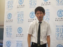 MCを務めたタケト。上原が栃木でライブの予定がないと語ると、「僕は2月23日に渋谷でソロライブやりますよ」とすかさずアピール。