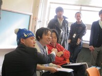 なんとかロザンの役に立とうと質疑応答でマイクフォローを務めた上原。しかし記者からの質問は「Bコース解散の原因は？」だった。