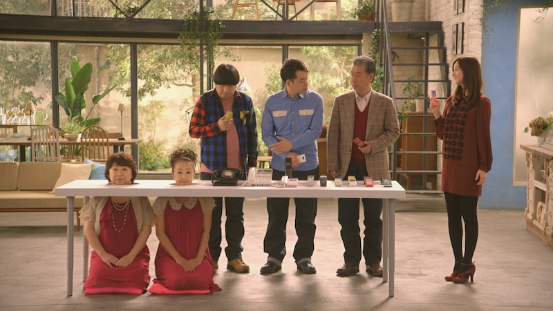 WILLCOM「だれとでも定額」の新テレビCMで共演する（左から）ピンクの電話、バナナマン、高田純次、佐々木希。