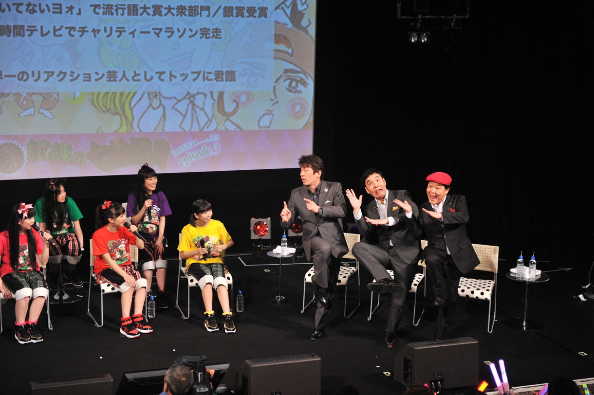 ダチョウ倶楽部（右）が登場して大盛り上がりとなった第2戦「VS.リアクション」の一場面。