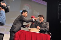 熱々おでんのリアクションに臨むダチョウ倶楽部。