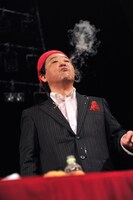 「ドライアイス入りシュークリーム」を口に含み、見事に口から白煙を噴き上げる上島。