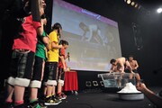 熱湯風呂のリアクションに臨むダチョウ倶楽部(右)と見守るももクロ(左)。