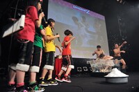 熱湯風呂のリアクションに臨むダチョウ倶楽部（右）と見守るももクロ（左）。