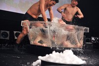 熱湯風呂のリアクションに臨むダチョウ倶楽部。