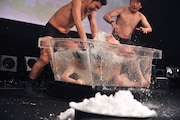 熱湯風呂のリアクションに臨むダチョウ倶楽部。