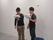 稽古中の風景。泣きすぎてティッシュを鼻に詰めて漫才の稽古を行う宮川大輔（左）。