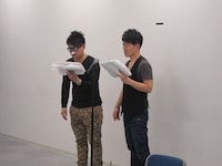 稽古中の風景。泣きすぎてティッシュを鼻に詰めて漫才の稽古を行う宮川大輔（左）。