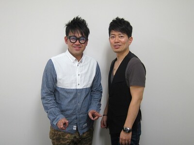 2月8日、東京・草月ホールにて上演される舞台「『芸人交換日記』～リーディングシアター～」に出演する雨上がり決死隊・宮迫、宮川大輔。