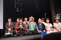 第7戦「VS.浅草」に登場したWコロン（前列左端）と浅草芸人達。