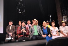 第7戦「VS.浅草」に登場したWコロン（前列左端）と浅草芸人達。